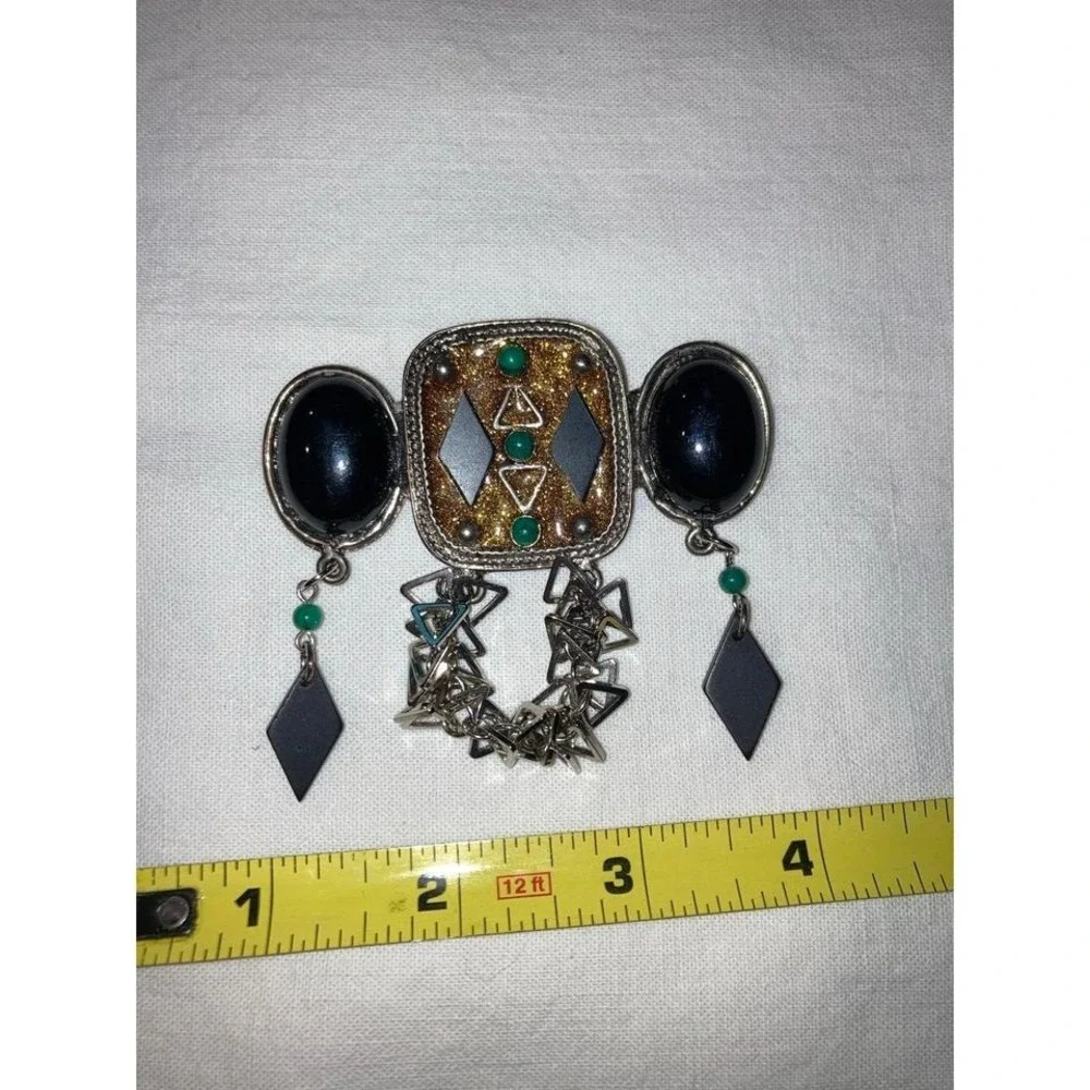 N/A statement brooch